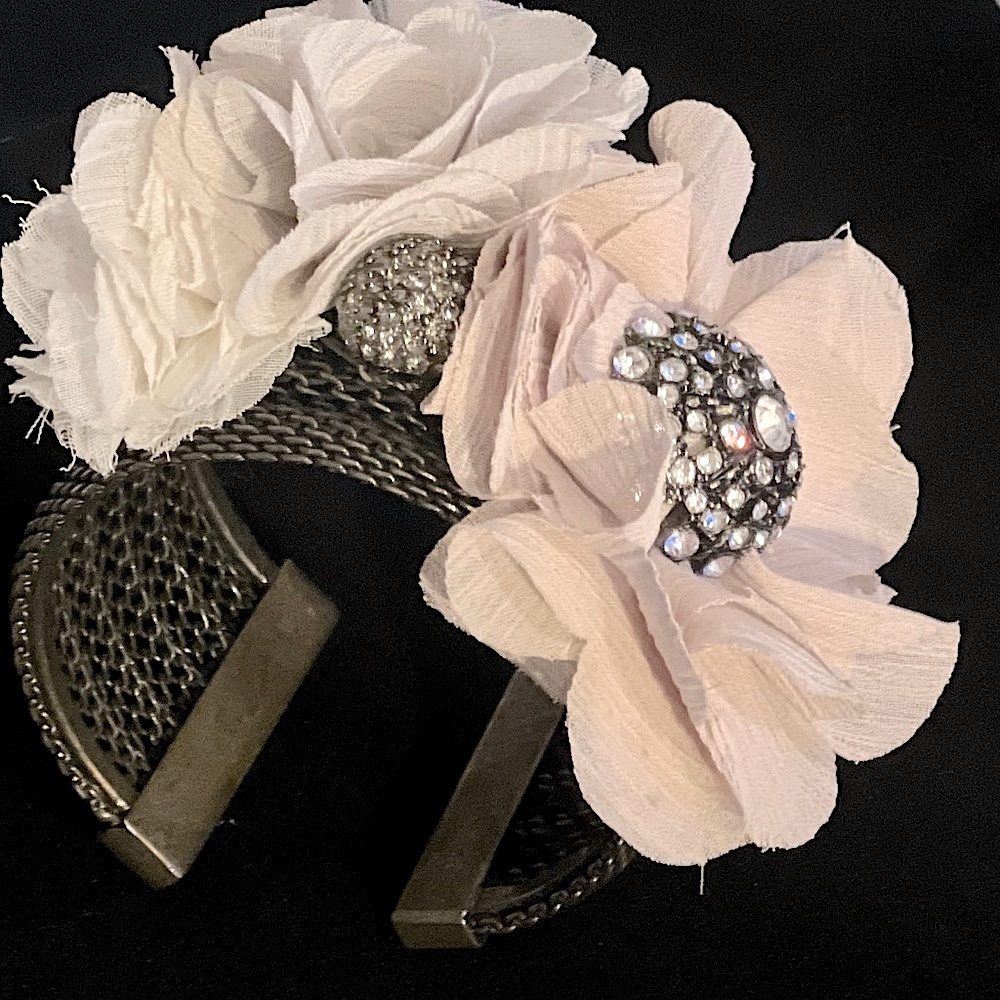 ⭐️ TALBOTS ⭐️VINTAGE ⭐️ RARE ⭐️ BRASS FLORAL EMBELLISHED CUFF